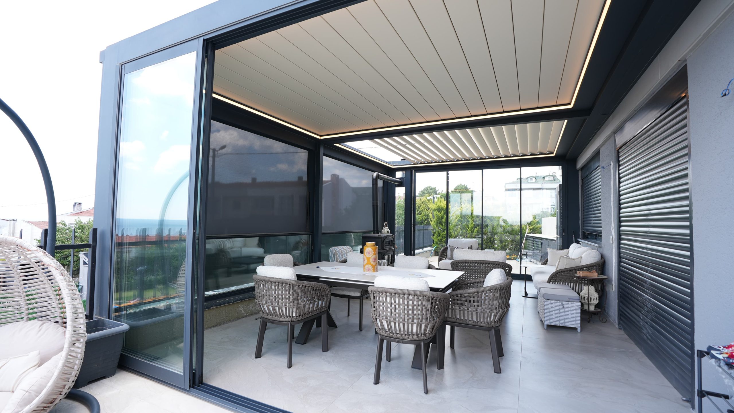 Thermally broken aluminium profile and interlock detail