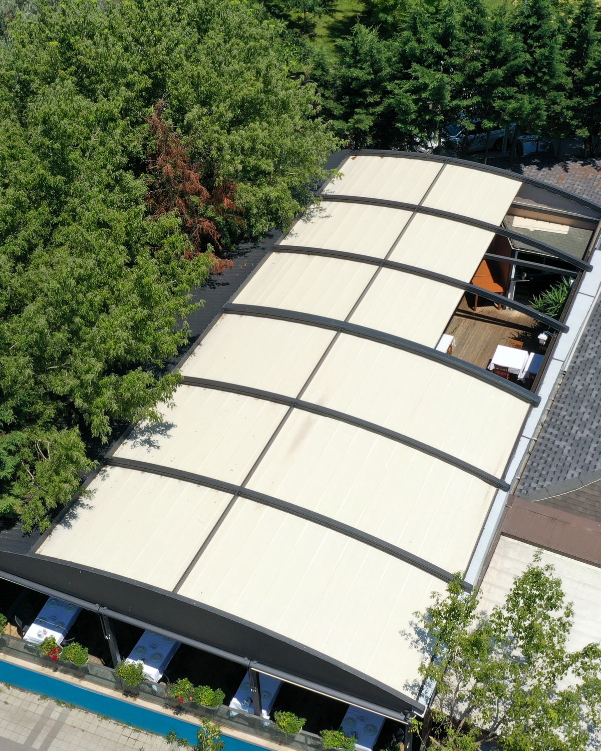 Rising retractable fabric roof pergola over a terrace