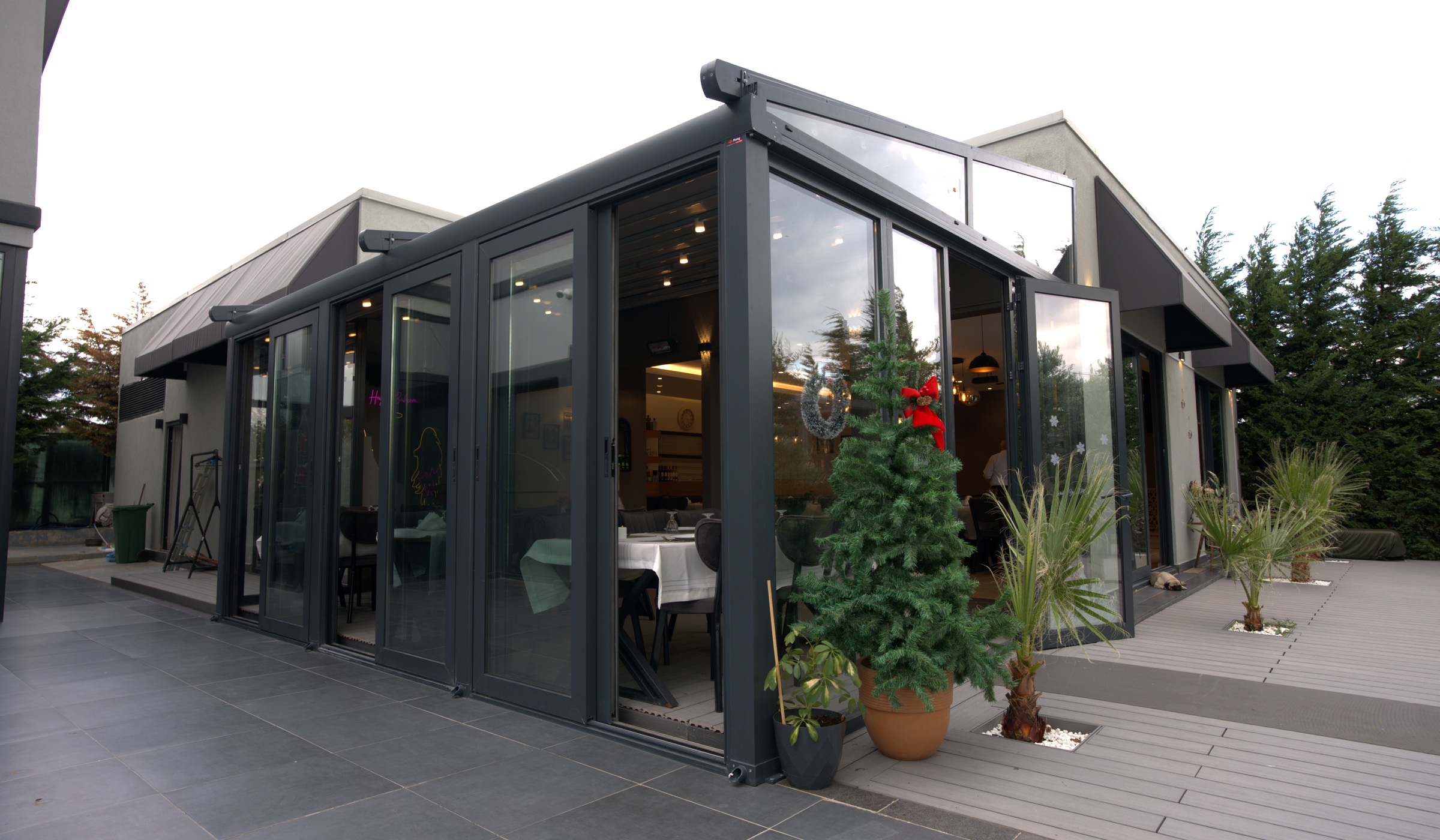 Glazed restaurant volume built with sliding thermal glass