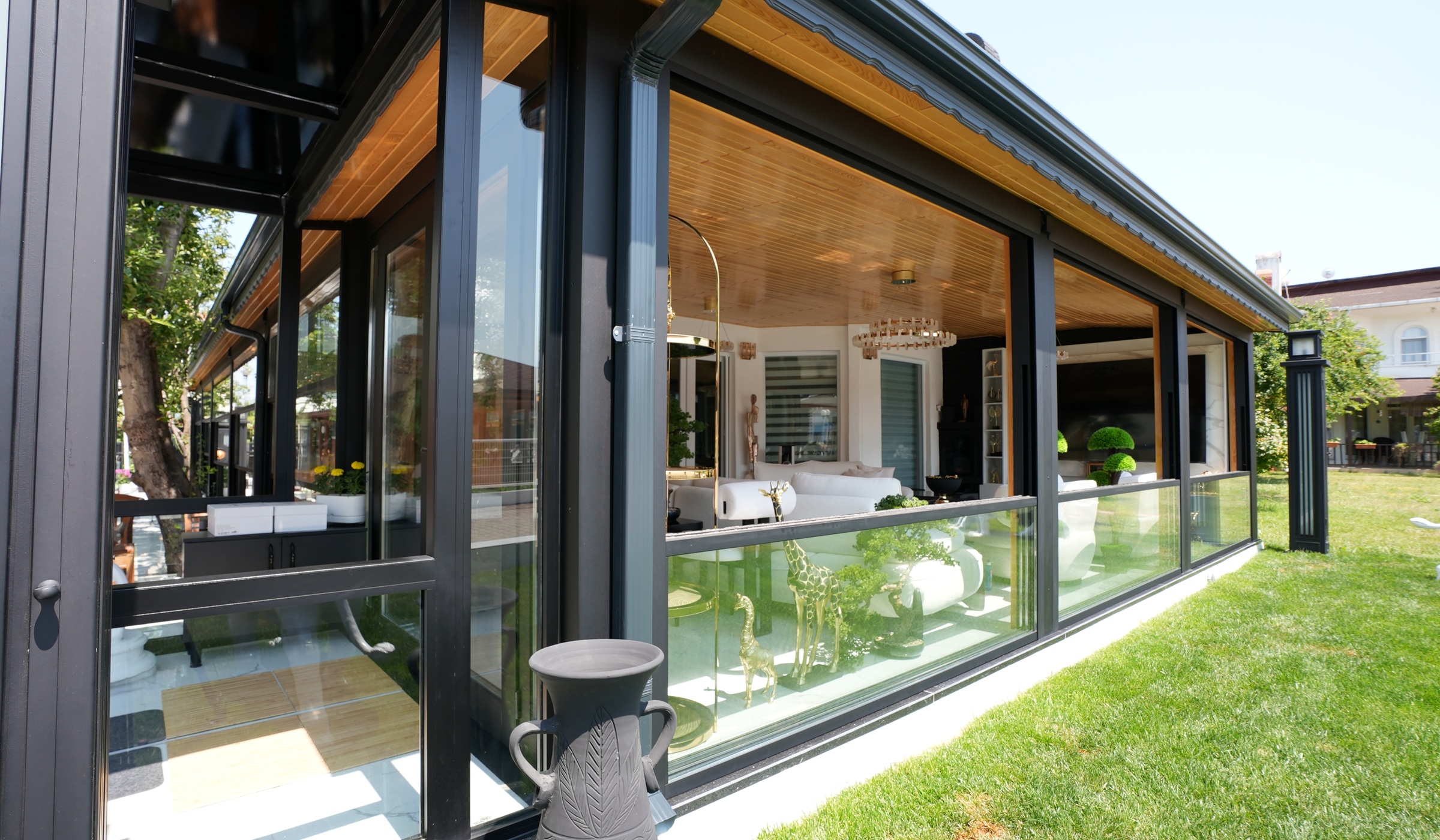 Terrace enclosed with a motorised guillotine glass system