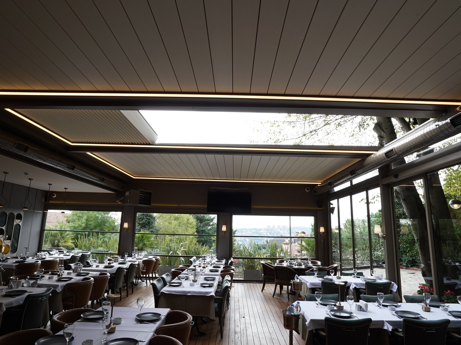 Rising bioclimatic pergola with adjustable aluminium louvres