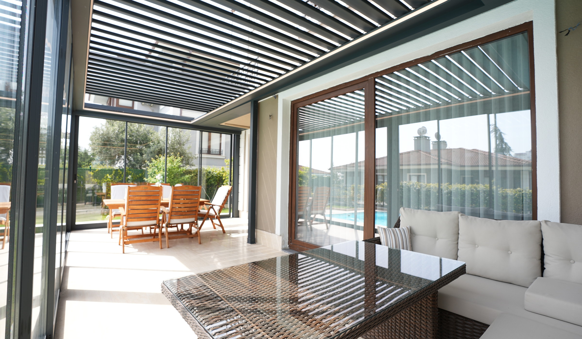 Halkalı Soyak Residences project, bioclimatic pergola opening from the living room onto the terrace
